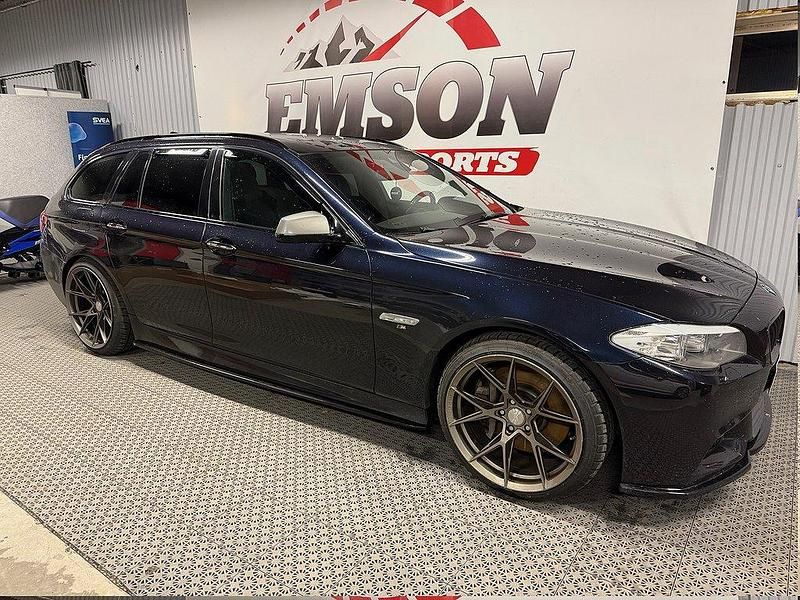 Mörkblå (blå) Begagnad 2012 BMW M550 M Sport Sedan | 239 900 kr (Dyr) - Bild 1/4