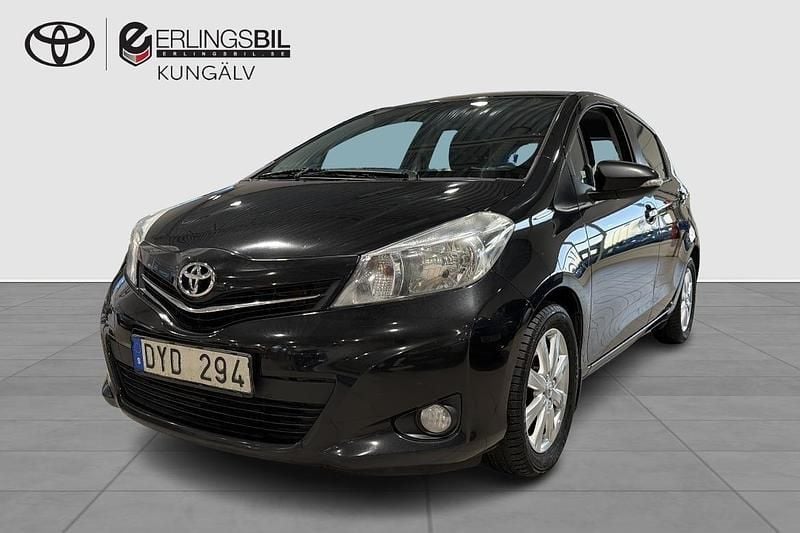 Svart Begagnad 2013 Toyota Yaris Active Halvkombi | 64 900 kr (Marknadspris) - Bild 1/4