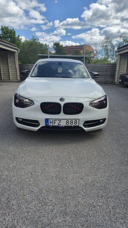 Vit Begagnad 2012 BMW 118 Sport Line Halvkombi | 120 000 kr (Marknadspris) - Bild 1/4
