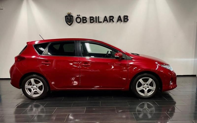 Begagnad Toyota Auris Executive 132 HK (97 kW) 2013 Röd Halvkombi