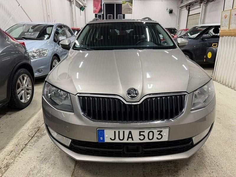 Ljusbrun Begagnad 2016 Skoda Octavia Ambition Kombi | 109 900 kr (Marknadspris) - Bild 1/4