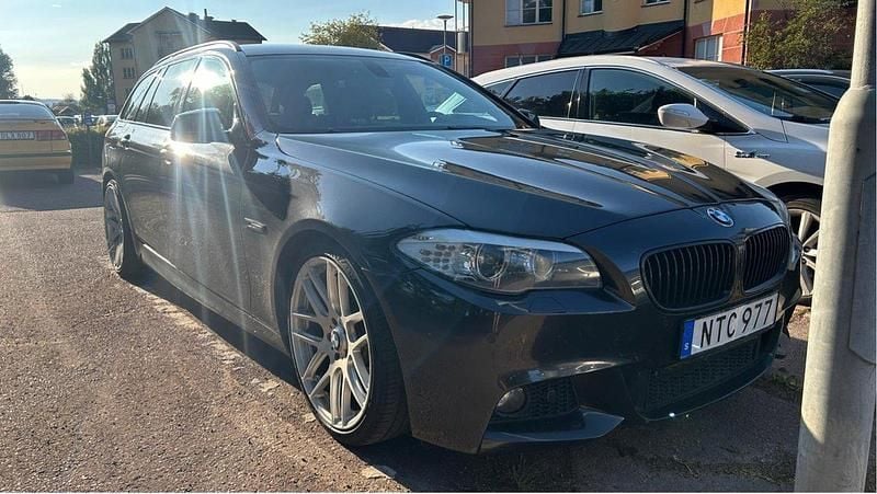 Grå Begagnad 2011 BMW 520 M Sport Kombi | 125 000 kr (Dyr) - Bild 1/4