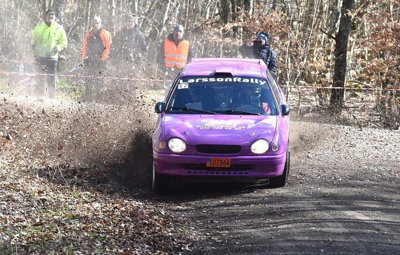 Begagnad 1998 Toyota Corolla Halvkombi | 110 000 kr - Bild 1/4