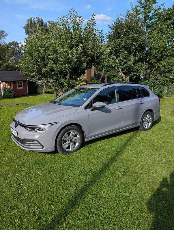 Grå Begagnad 2023 VW Golf VIII Kombi | 269 000 kr (Marknadspris) - Bild 1/4
