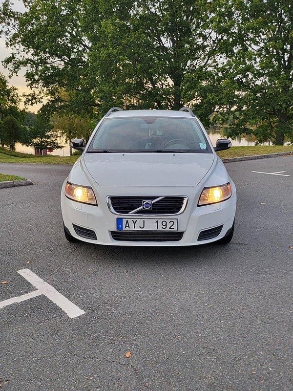 Vit Begagnad 2009 Volvo V50 Kinetic Kombi | 33 000 kr (Marknadspris) - Bild 1/4