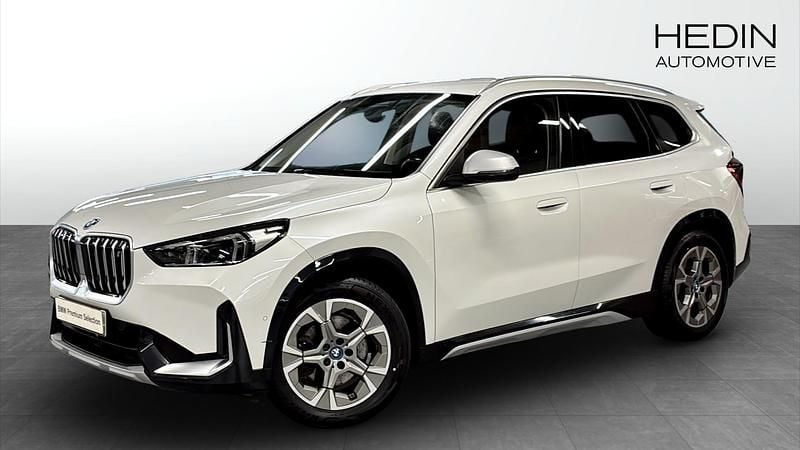Vit (white) Begagnad 2023 BMW iX1 SUV | 372 700 kr - Bild 1/4