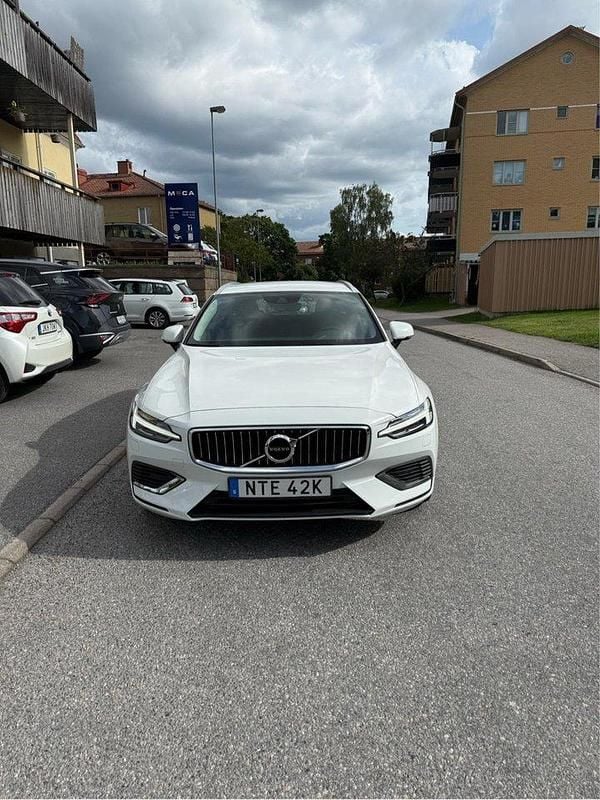 Vit Begagnad 2021 Volvo V60 Inscription Kombi | 270 000 kr (Superpris) - Bild 1/4