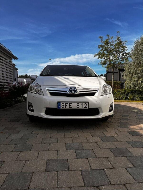 Vit Begagnad 2011 Toyota Auris Hybrid Comfort Halvkombi | 110 000 kr (Bra pris) - Bild 1/4