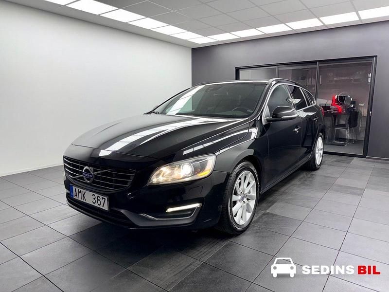Svart Begagnad 2014 Volvo V60 Momentum Kombi | 109 900 kr (Marknadspris) - Bild 1/3
