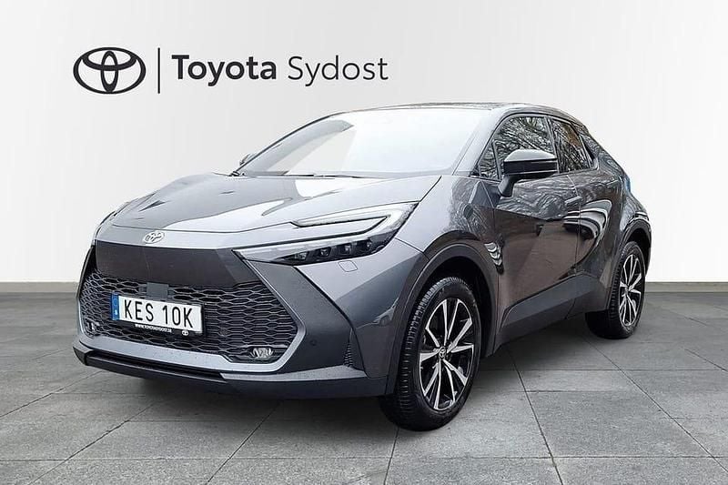 Grå Ny 2025 Toyota C-HR Style SUV | 409 800 kr (Bra pris) - Bild 1/4