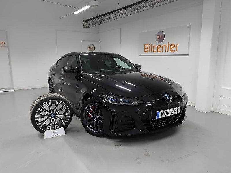 Svart Begagnad 2023 BMW i4 M Sport Sedan | 549 900 kr (Marknadspris) - Bild 1/3