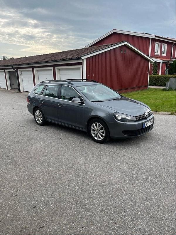 Grå Begagnad 2011 VW Golf VI Kombi | 49 000 kr (Marknadspris) - Bild 1/4