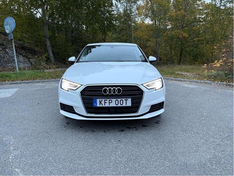 Vit Begagnad 2019 Audi A3 Sportback Proline Halvkombi | 186 500 kr (Bra pris) - Bild 1/4