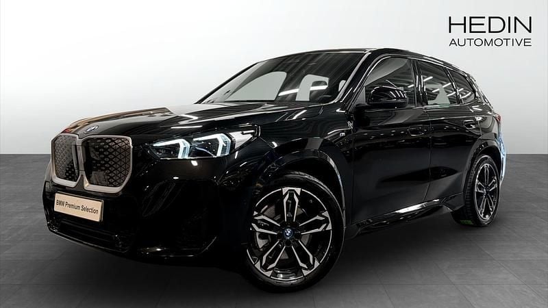 Svart (black sapphire metallic) Begagnad 2025 BMW iX1 Comfort Edition SUV | 598 700 kr - Bild 1/4