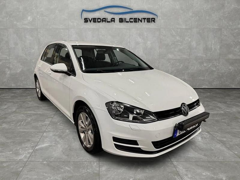 Vit Begagnad 2016 VW Golf VII Halvkombi | 93 500 kr (Bra pris) - Bild 1/4