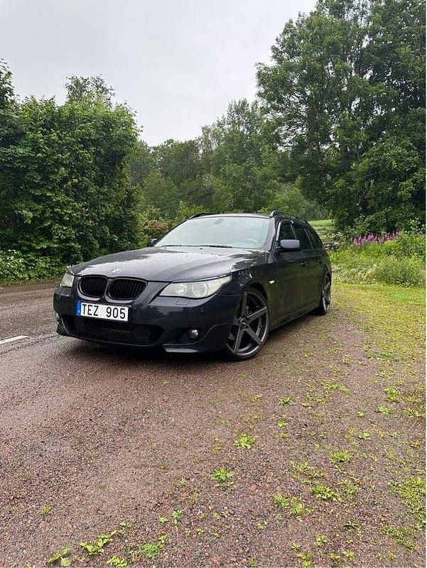 Svart Begagnad 2007 BMW 525 M Sport Kombi | 55 000 kr (Marknadspris) - Bild 1/4