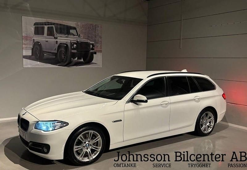 Vit Begagnad 2013 BMW 520 Kombi | 129 900 kr (Marknadspris) - Bild 1/4