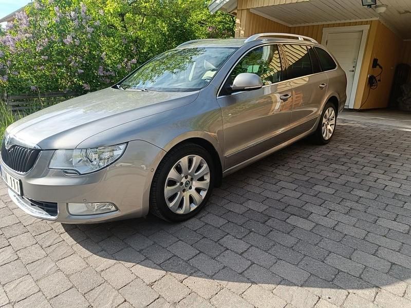 Brun Begagnad 2011 Skoda Superb Elegance Kombi | 68 000 kr (Marknadspris) - Bild 1/4