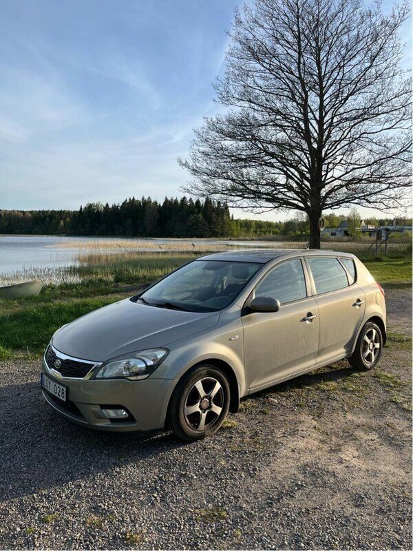 Silver Begagnad 2012 Kia Ceed Halvkombi | 41 000 kr (Bra pris) - Bild 1/4