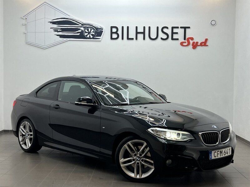 Svart Begagnad 2014 BMW 220 M Sport Sportkupé | 208 500 kr (Marknadspris) - Bild 1/4