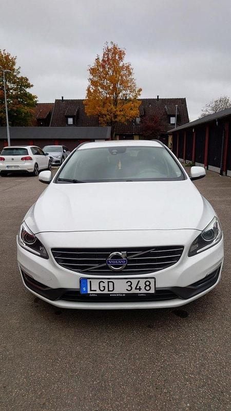 Vit Begagnad 2014 Volvo V60 Momentum Kombi | 77 000 kr (Bra pris) - Bild 1/4