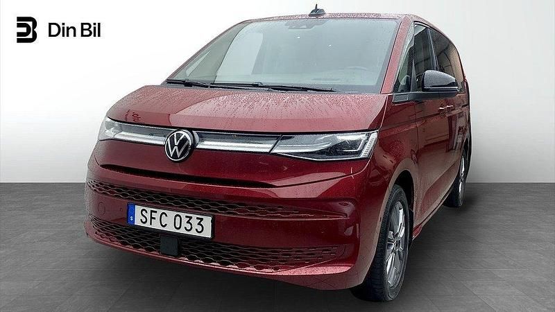 Röd (fortanaröd metallic) Begagnad 2023 VW T7 Life Van | 559 900 kr (Marknadspris) - Bild 1/4