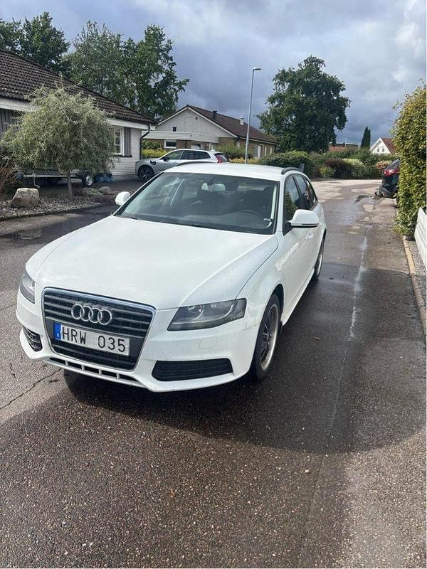 Vit Begagnad 2009 Audi A4 Kombi | 45 000 kr (Marknadspris) - Bild 1/4