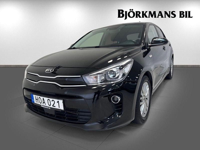 Svart Begagnad 2018 Kia Rio Advance Halvkombi | 139 900 kr (Marknadspris) - Bild 1/4