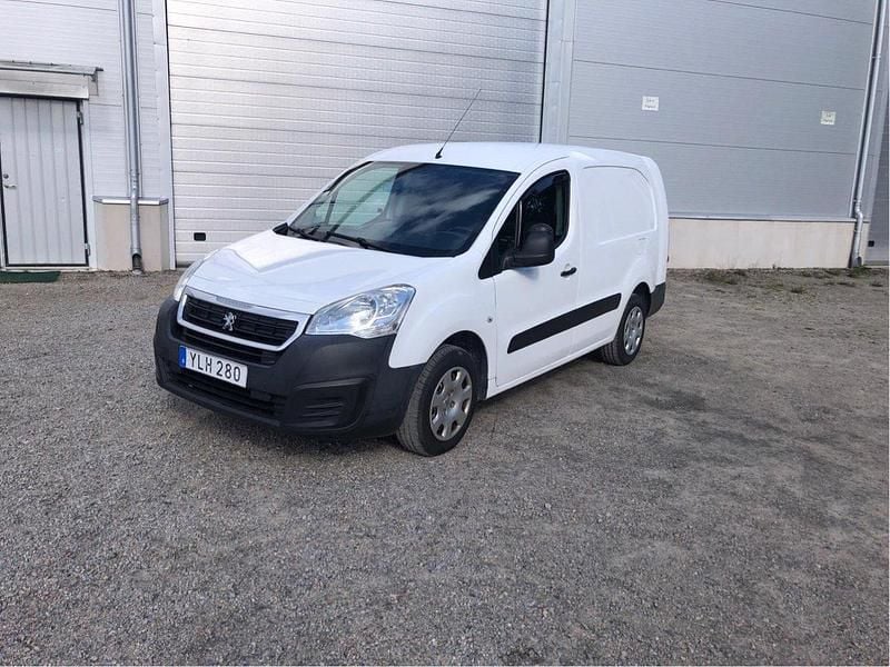 Vit Begagnad 2017 Peugeot Partner Minibuss | 69 000 kr (Bra pris) - Bild 1/4