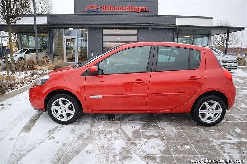 Röd Begagnad 2012 Renault Clio III Halvkombi | 44 900 kr - Bild 1/4
