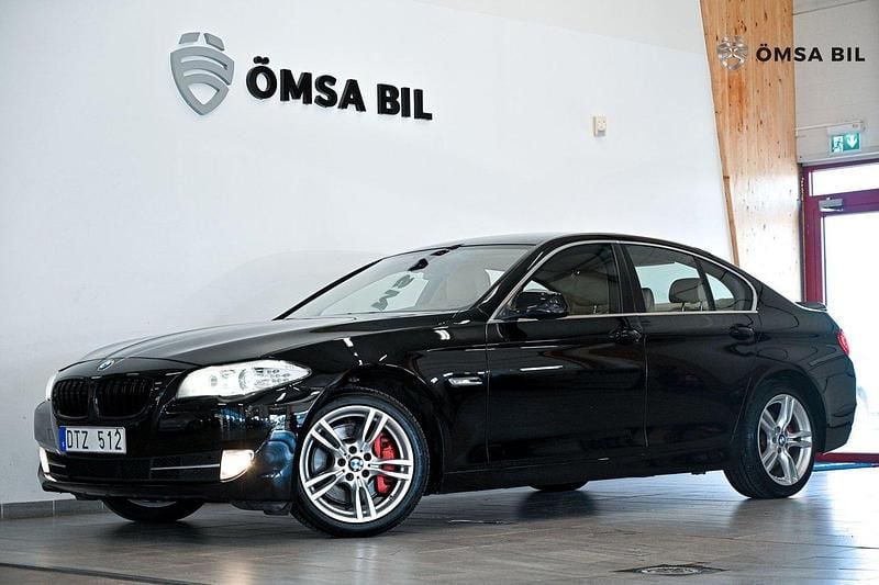 Svart Begagnad 2010 BMW 528 Sedan | 99 800 kr (Marknadspris) - Bild 1/4