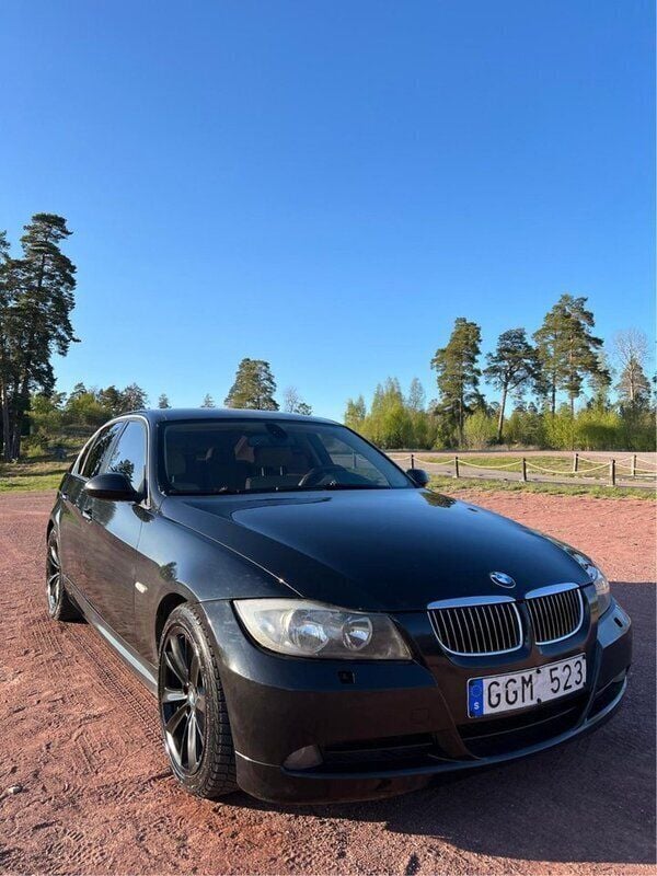 Svart Begagnad 2007 BMW 325 Advantage Sedan | 60 000 kr (Marknadspris) - Bild 1/4