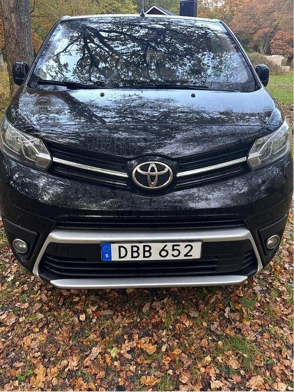 Svart Begagnad 2018 Toyota Proace Verso Kombi | 229 000 kr (Marknadspris) - Bild 1/4