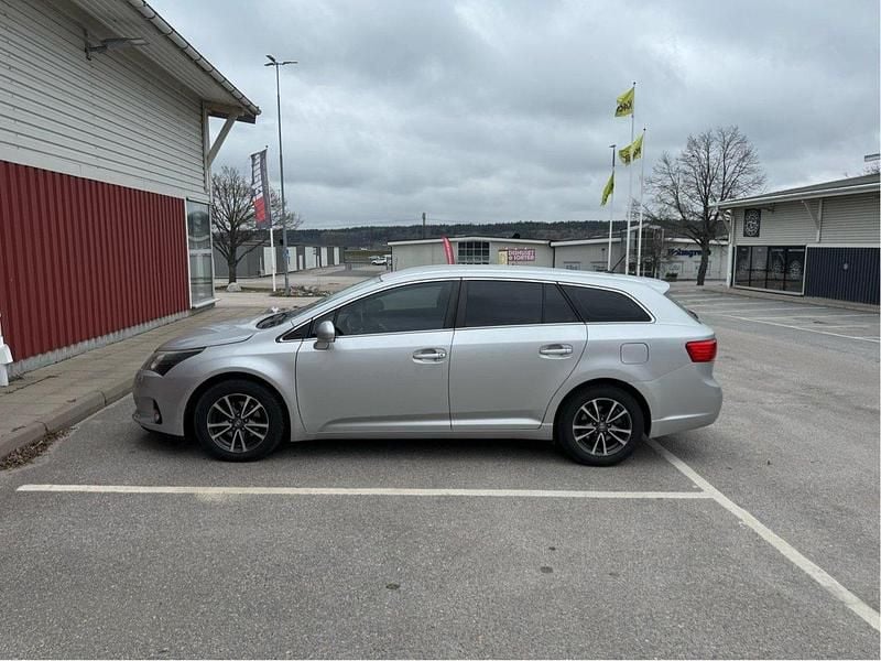 Silver Begagnad 2012 Toyota Avensis Business Edition Kombi | 79 000 kr (Marknadspris) - Bild 1/3