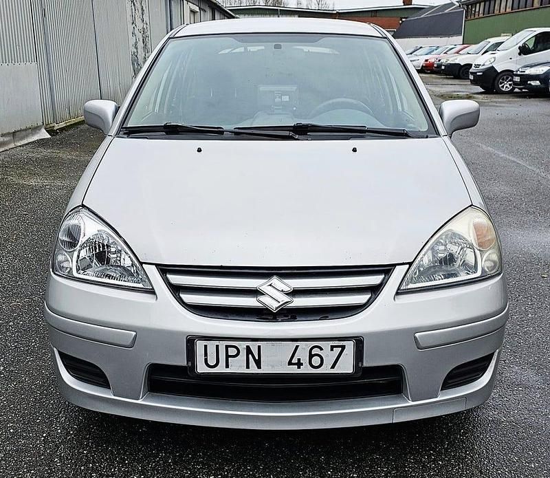 Begagnad Suzuki Liana 106 HK (77 kW) 2004 Silver Halvkombi