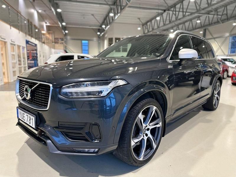 Grå Begagnad 2017 Volvo XC90 R-Design SUV | 299 900 kr (Lite dyr) - Bild 1/4