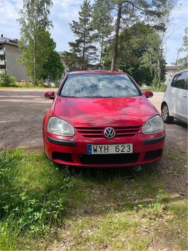 Röd Begagnad 2006 VW Golf V Trendline Halvkombi | 13 000 kr (Marknadspris) - Bild 1/3