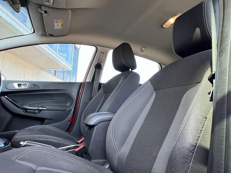 Begagnad Ford Fiesta 101 HK (74 kW) 2017 Röd Halvkombi