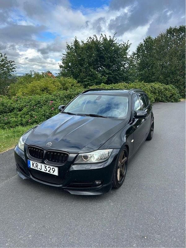 Svart Begagnad 2010 BMW 320 Comfort Edition Kombi | 68 000 kr (Marknadspris) - Bild 1/4