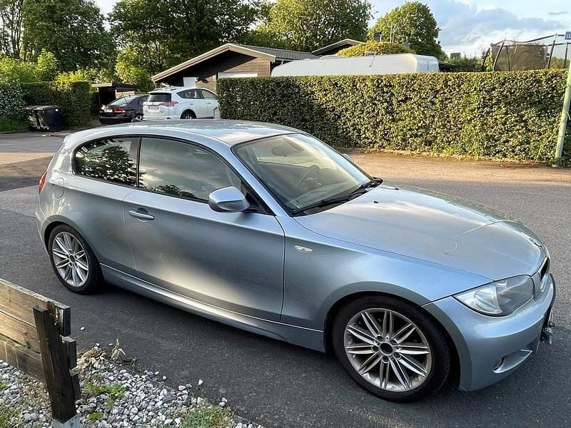 Blå Begagnad 2010 BMW 116 Advantage Halvkombi | 59 000 kr (Lite dyr) - Bild 1/4