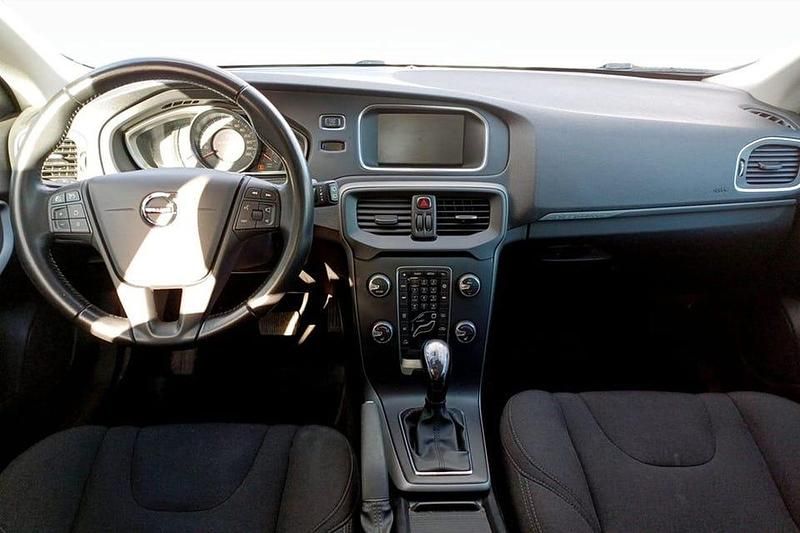 Begagnad Volvo V40 CC 154 HK (113 kW) 2019 Röd Kombi