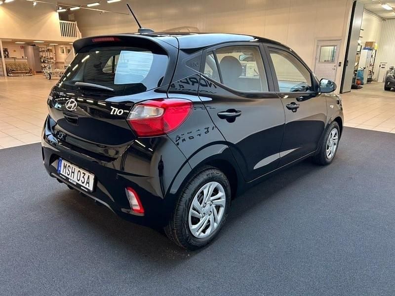 Ny Hyundai i10 Essential 63 HK (46 kW) 2025 Svart Halvkombi
