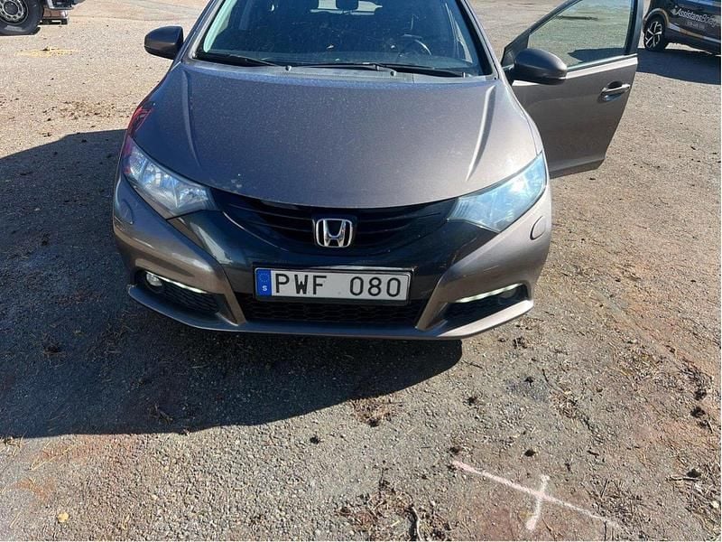Grå Begagnad 2013 Honda Civic Sport Halvkombi | 62 500 kr (Marknadspris) - Bild 1/4