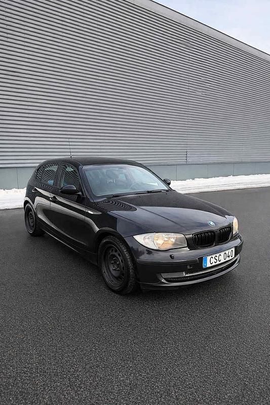 Begagnad BMW 118 Advantage 143 HK (105 kW) 2008 Svart Halvkombi