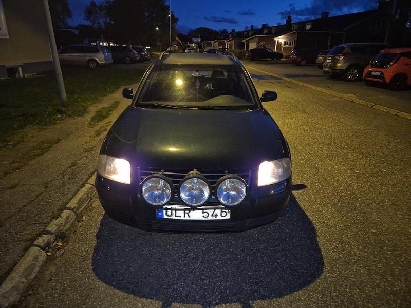 Grön Begagnad 2003 VW Passat Kombi | 10 000 kr (Bra pris) - Bild 1/3