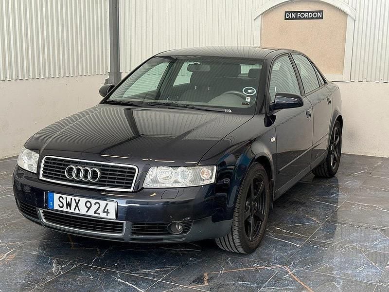 Mörkblå Begagnad 2001 Audi A4 Sedan | 24 900 kr (Marknadspris) - Bild 1/4
