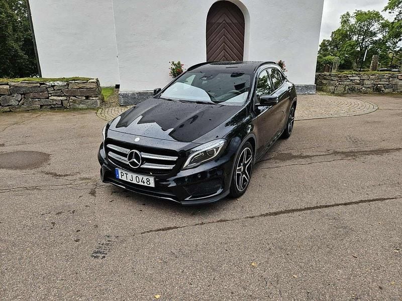 Svart Begagnad 2016 Mercedes GLA200 AMG SUV | 215 000 kr (Superpris) - Bild 1/4