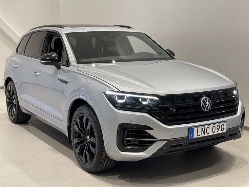 Silver (antimonial silver metalli) Begagnad 2022 VW Touareg R SUV | 619 900 kr (Bra pris) - Bild 1/4