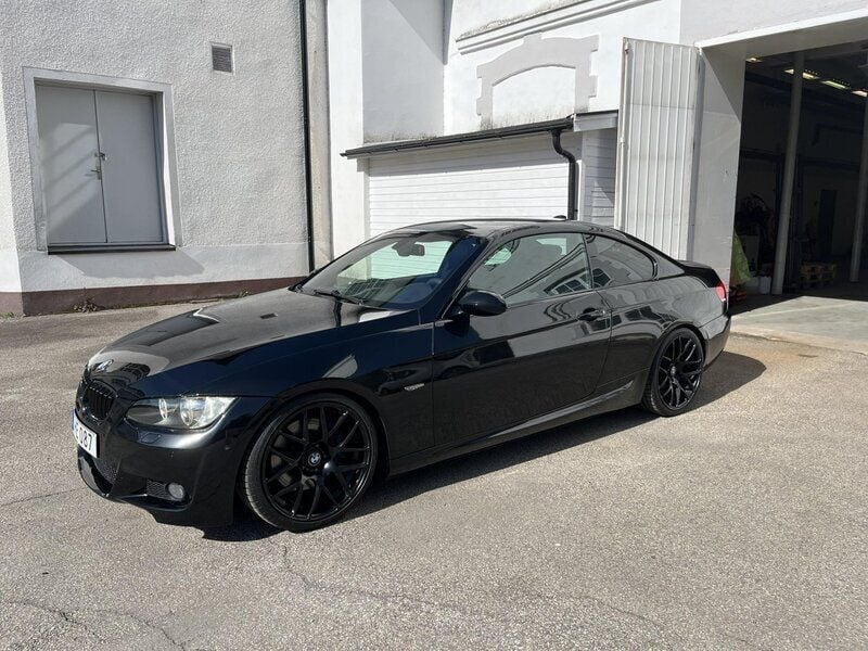Svart Begagnad 2008 BMW 330 Comfort Edition Sportkupé | 110 000 kr (Marknadspris) - Bild 1/4
