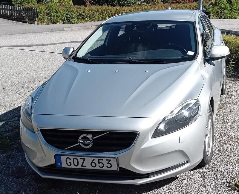 Silver Begagnad 2015 Volvo V40 Kombi | 110 000 kr (Marknadspris) - Bild 1/4